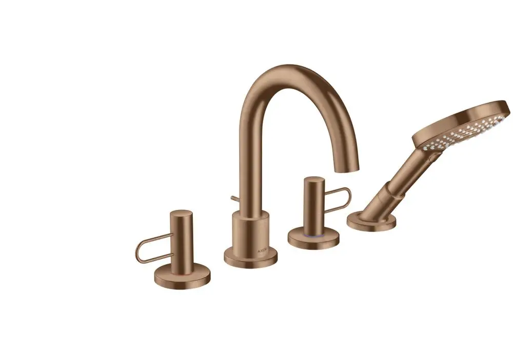 Wannenrandarmatur mit vier Komponenten in Brushed Red Gold von AXOR. Enthält einen Wasserhahn und zwei Bedienelemente sowie einen Handbrausekopf.